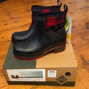Muck Women's Liberty Ankle Boots - Black and Red